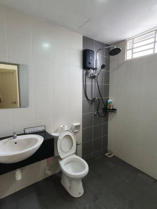 3Storey House 13Pax Family Suite บายันเลอปาส ภายนอก รูปภาพ